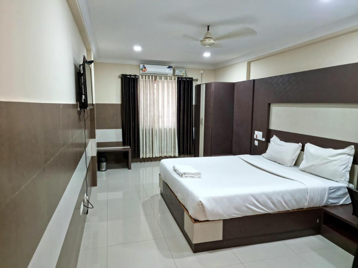 Js Grand Residency Hotel Palakkad Buitenkant foto