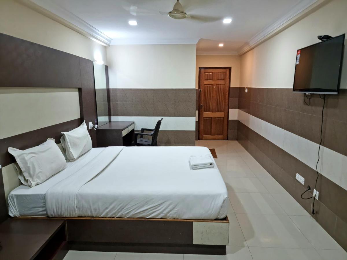 Js Grand Residency Hotel Palakkad Buitenkant foto