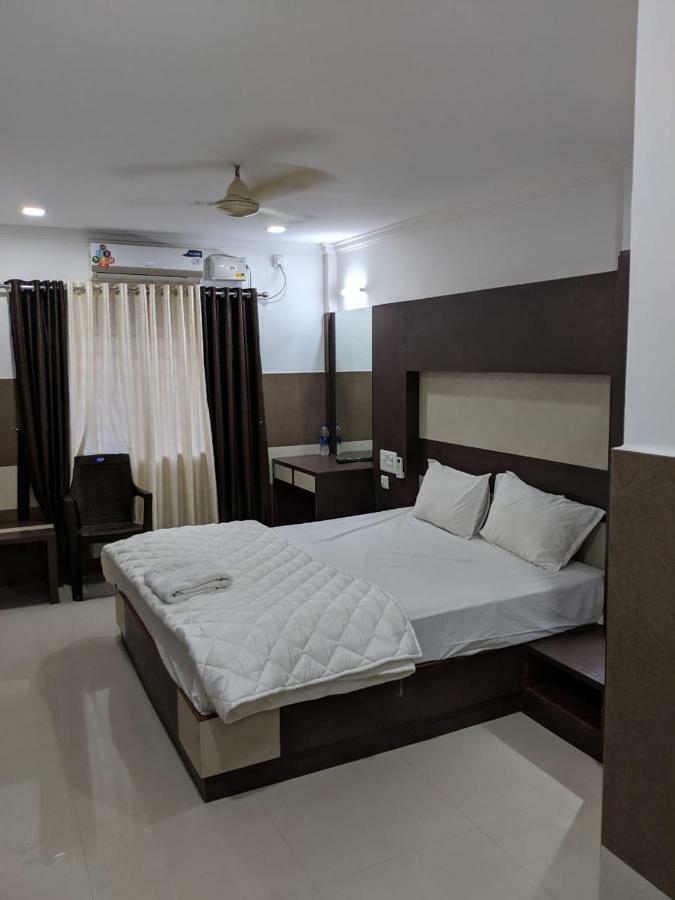 Js Grand Residency Hotel Palakkad Buitenkant foto